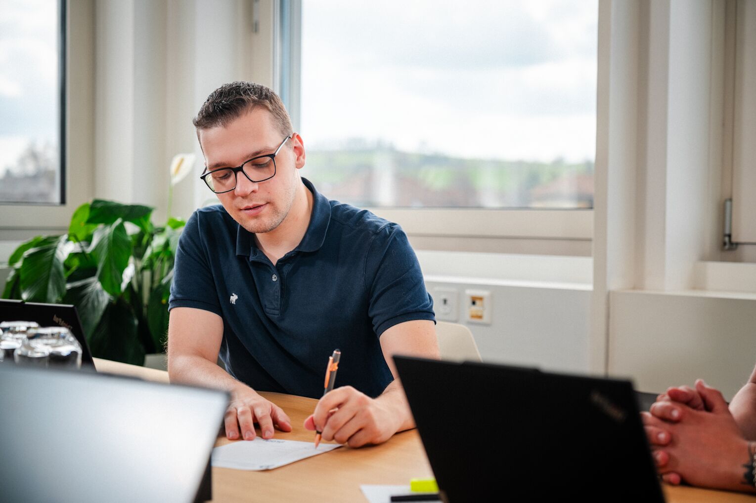 Dave am Sitzungstisch David Brogli, Inhaber der Brogli Informatik GmbH, am Sitzungstisch im Büro in Erlen
